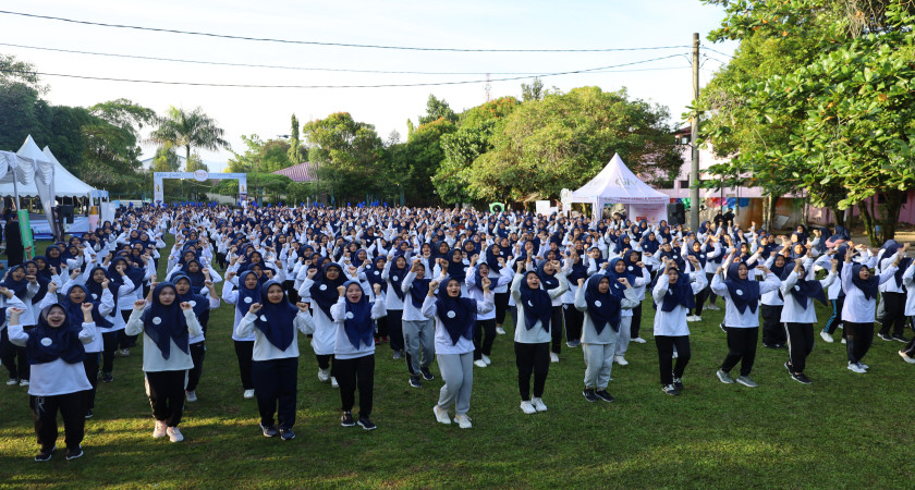 Kabar Santri yang disponsori oleh Fres & Natural Hijab Refresh digelar di kampus Dyah Galih Agung pada hari Jum’at
