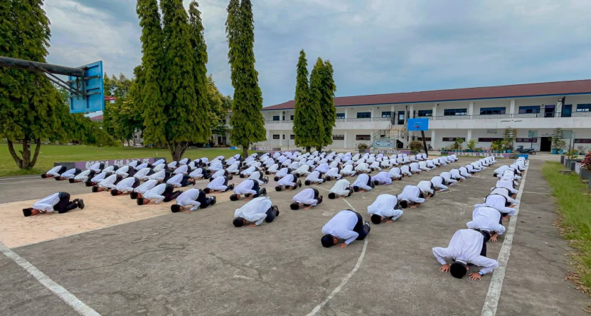 Sujud Syukur Santri & Dyah Akhir Pasca Ujian Akhir