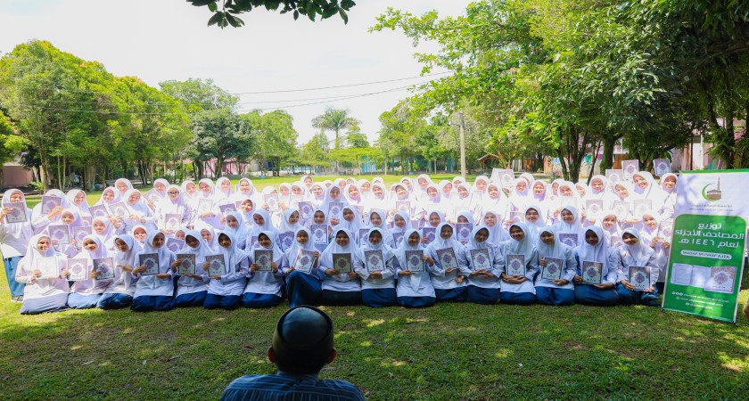 PEMBAGAN IQRO’ DAN MUSHAF AL-QURAN GRATIS UNTUK SISWA TK. ISLAM ARAFAH DAN SANTRI DYAH PESANTREN DARULARAFAH SEBAGAI WUJUD CINTA AL-QURAN