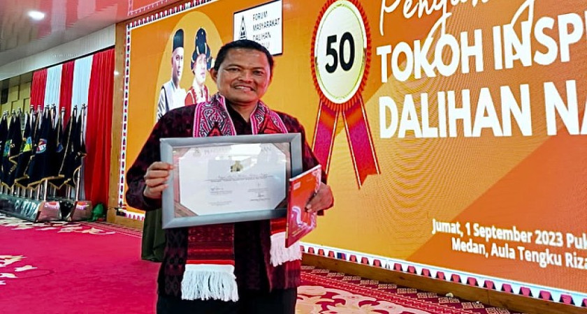 Anugerah Tokoh Inspiratif Dalihan Natolu Untuk Pendiri Pesantren Darularafah Raya