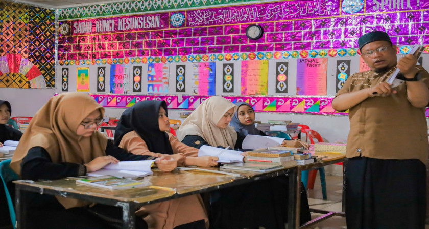 Bimbingan Belajar Santri Dyah Akhir untuk Persiapan Kuliah ke Timur Tengah