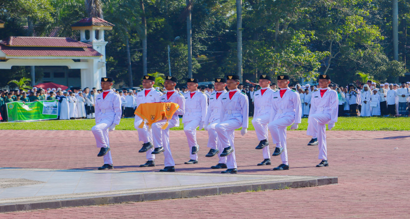 Pasukan Pengibar Bendera Pesantren Darularafah Raya menjadi utusan petugas pada upacara peringatan Hari Santri Nasional 2024 kab. Deli Serdang