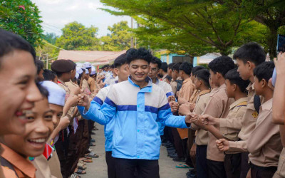 MOMEN HARU PERPISAHAN SANTRI AKHIR DISERTAI PAGAR BETIS OLEH SELURUH SANTRI