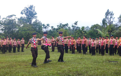 API UNGGUN DAN JELAJAH ALAMPERKEMAHAN SANTRI KELAS 6 TAHUN 2025