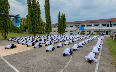 Sujud Syukur Santri & Dyah Akhir Pasca Ujian Akhir