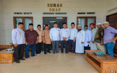 Kunjungan Silaturahmi Pimpinan Pesantren Darularafah Raya ke Rumah Omak