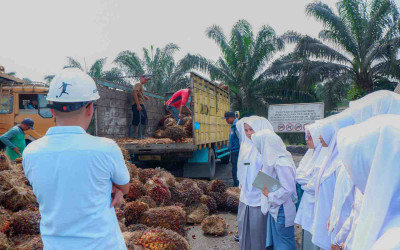 RIHLAH EDUKATIF SMA GALIH AGUNG BELAJAR PENGOLAHAN INTI SAWIT DI PTPN IV PABATU