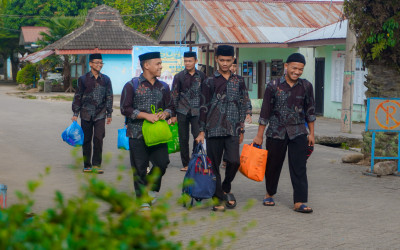 PONDOK HANTARKAN RATUSAN SANTRI KELAS 5 BERKHIDMAT DI MASYARAKAT SELAMA 7 HARI