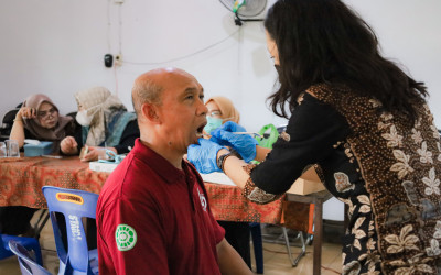 PEMERIKSAAN KESEHATAN GRATIS DAN DONOR DARAH TEBAR MANFAAT KEPADA MASYARAKAT