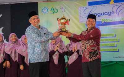 LANGUAGE CUP VII 2026 RESMI DITUTUP, MADRASAH ALIYAH ANGKAT TROPI JUARA UMUM